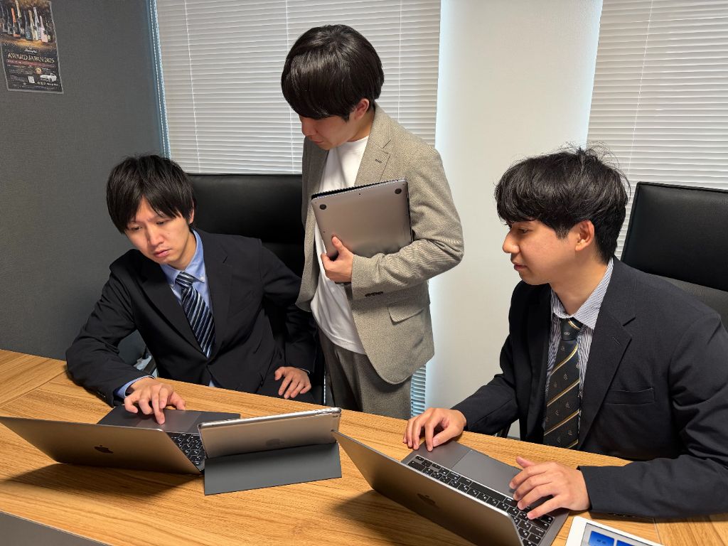 先輩社員によるOJT指導の様子